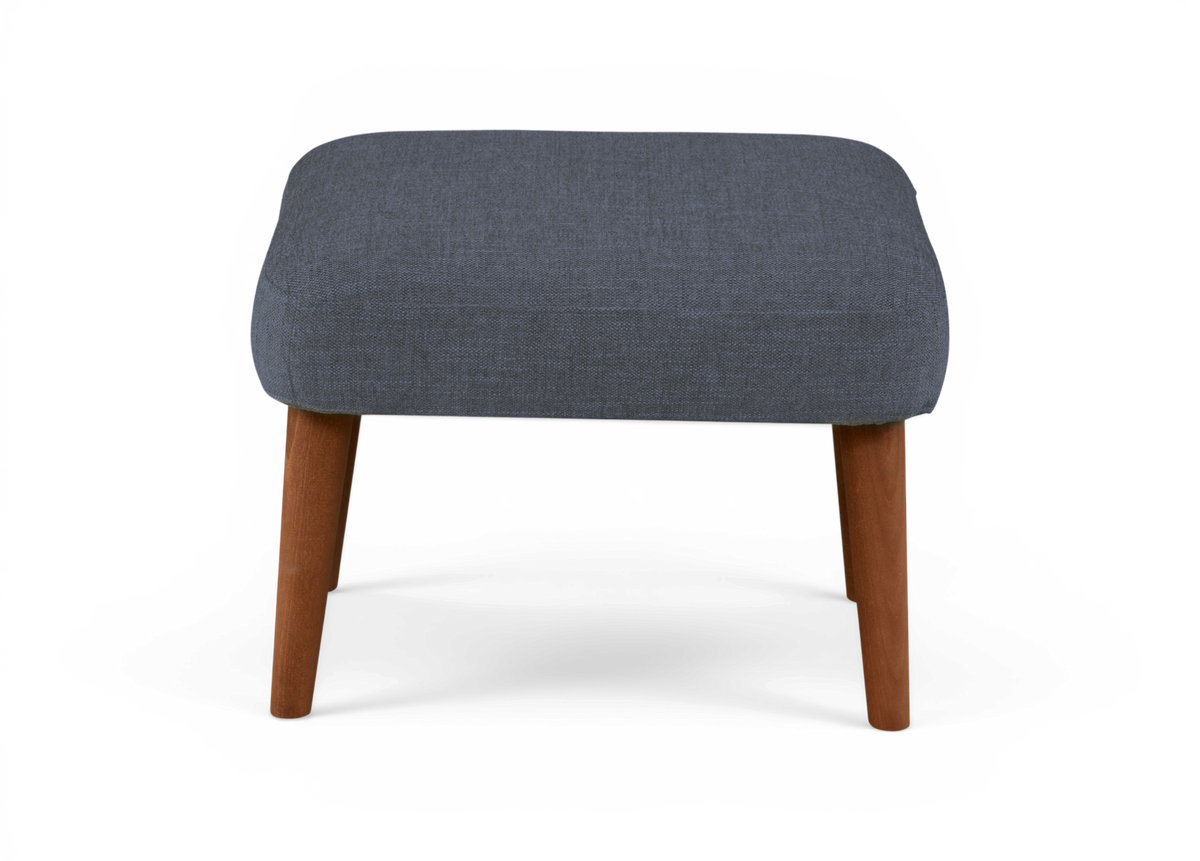 Grå ottoman/skammel med tygklädd sits och träben, frontvy på studio-bakgrund.