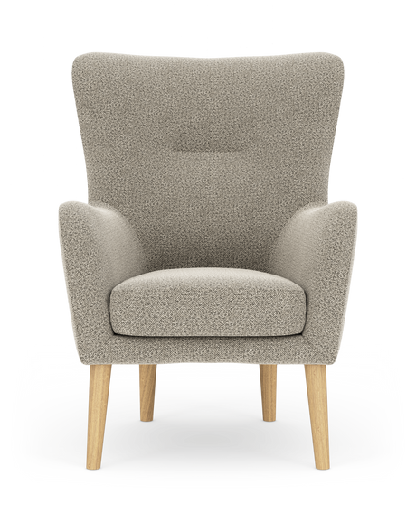 Framifrån på en beige fåtölj i tyg med ljusa träben mot vit bakgrund.