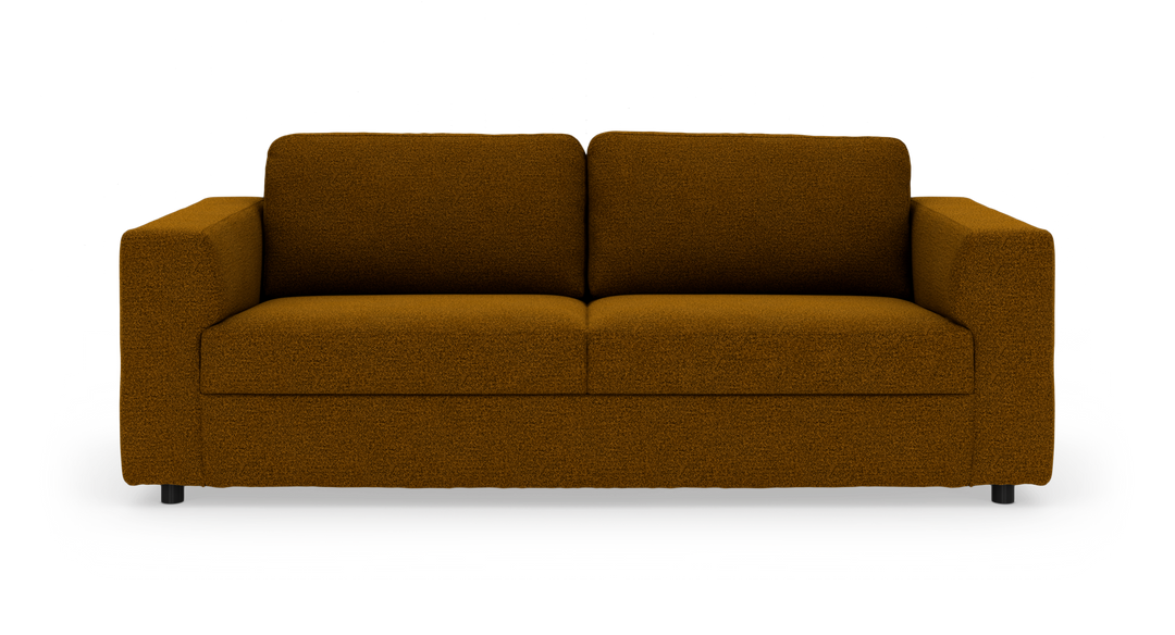 Mörk senapsgul 2‑sits soffa i bouclé‑liknande tyg med raka armstöd, frontvy, frilagd på vit bakgrund.