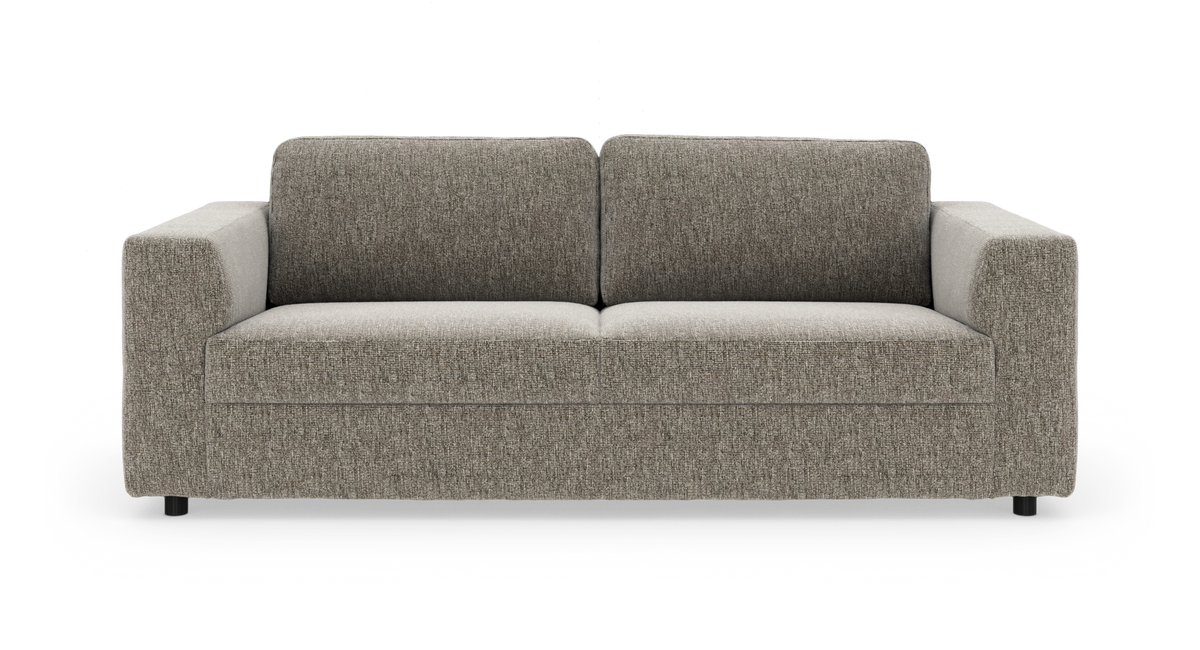 Modern tresitssoffa i grå‑beige tyg med raka armstöd och låga svarta ben, frilagd mot vit bakgrund.