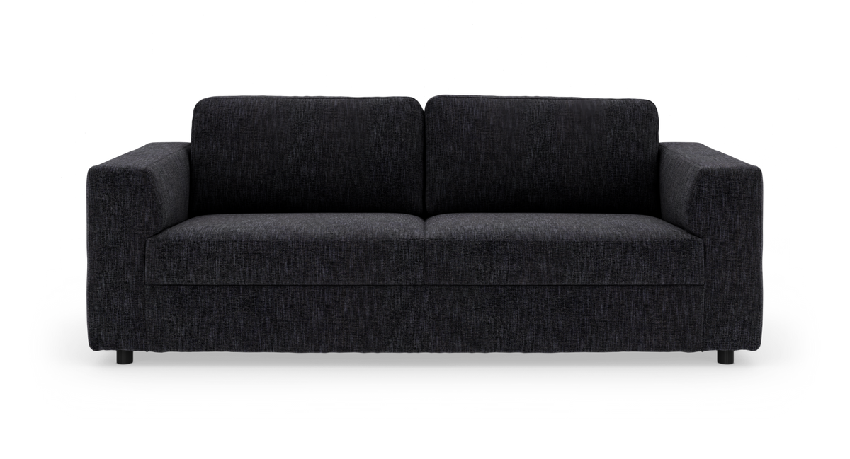 Modern soffa i mörkgrå textil med breda armstöd och två ryggkuddar, frilagd mot vit bakgrund.