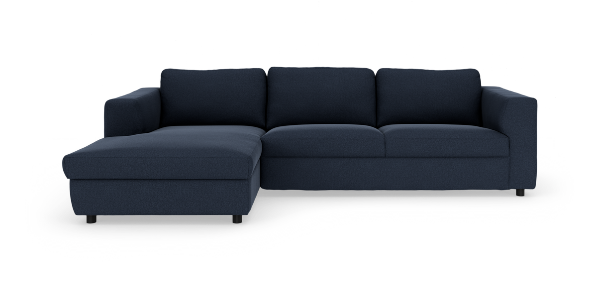 Mörkblå hörnsoffa med vänster schäslong i modern design, frilagd mot vit bakgrund.