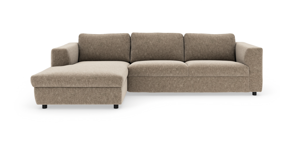 Beige modulsoffa med vänster divan, tre ryggkuddar och låga svarta ben, frilagd mot vit bakgrund.