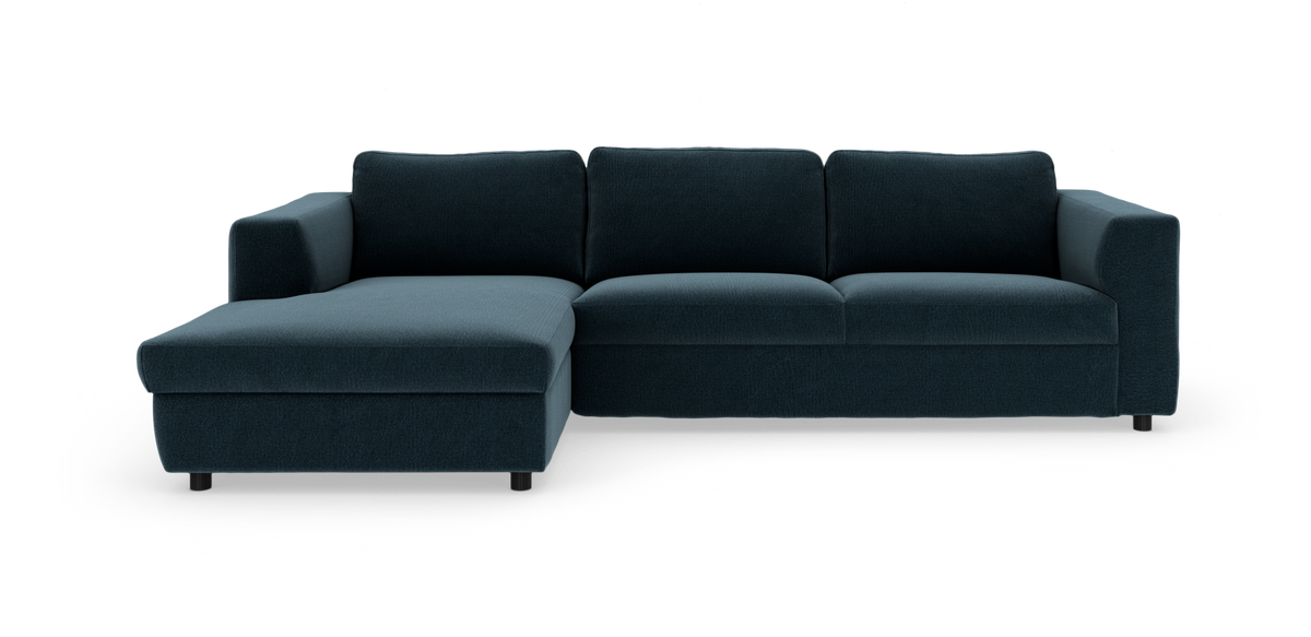 Mörkblå L‑soffa med schäslong vänster, modern och fristående mot vit bakgrund.