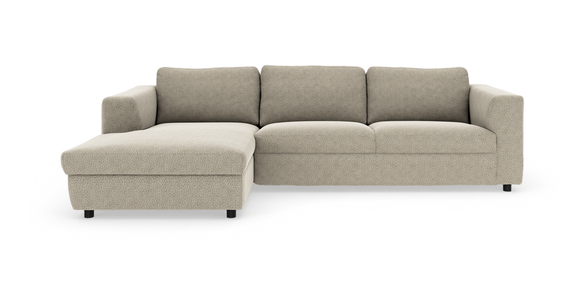 Beige L‑formad hörnsoffa med vänster divan, tre sittplatser och mjuka kuddar i modern design.