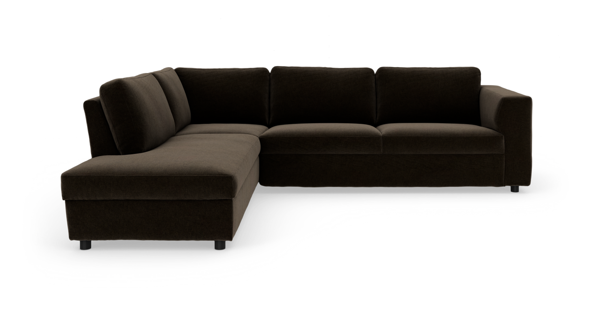 Mörkbrun L‑formad modulsoffa med vänster divan, fyra sittplatser, frilagd mot vit bakgrund.