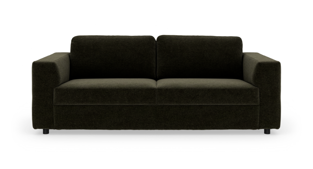 Mörkgrön tvåsits soffa med breda armstöd, frilagd mot vit bakgrund.