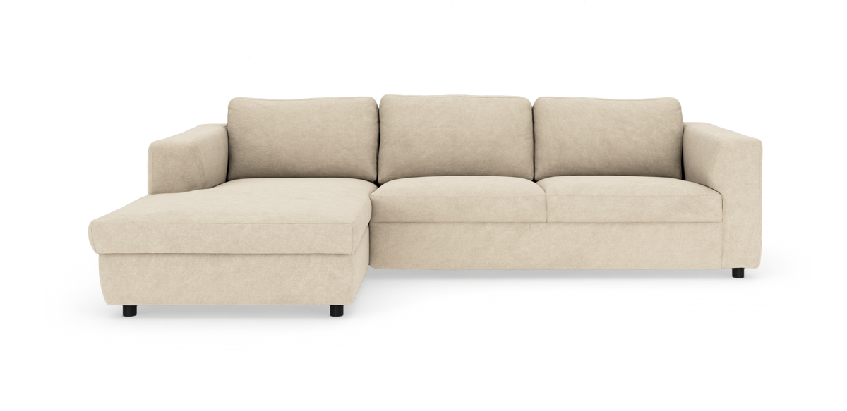 Beige hörnsoffa med vänster schäslong, tre sittplatser, mjuka ryggkuddar och låga svarta ben.