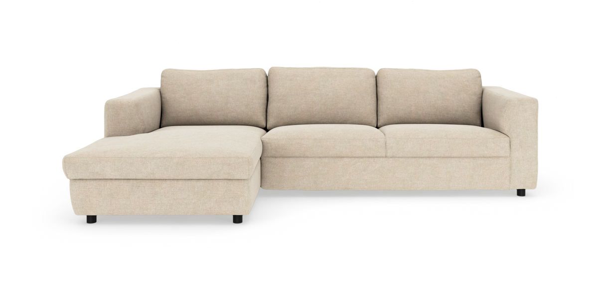 Beige hörnsoffa med vänster divan, tre sitsar och raka armstöd på vit bakgrund.