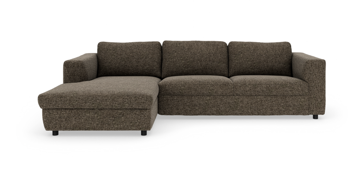 Brun L‑formad hörnsoffa med vänster divan i tyg, modern design mot vit bakgrund.