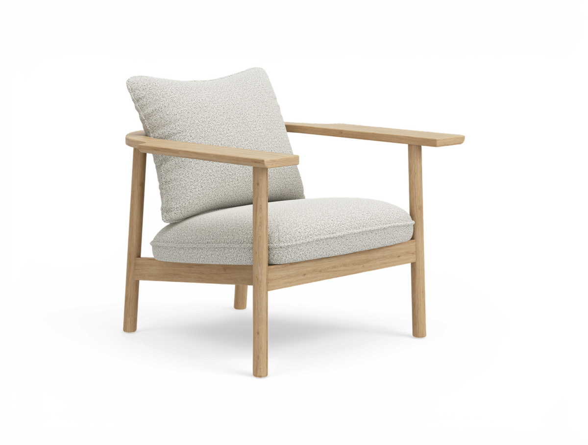 Loungefåtölj med ljus trästomme och ljusgrå, strukturerade kuddar, frilagd på vit bakgrund.