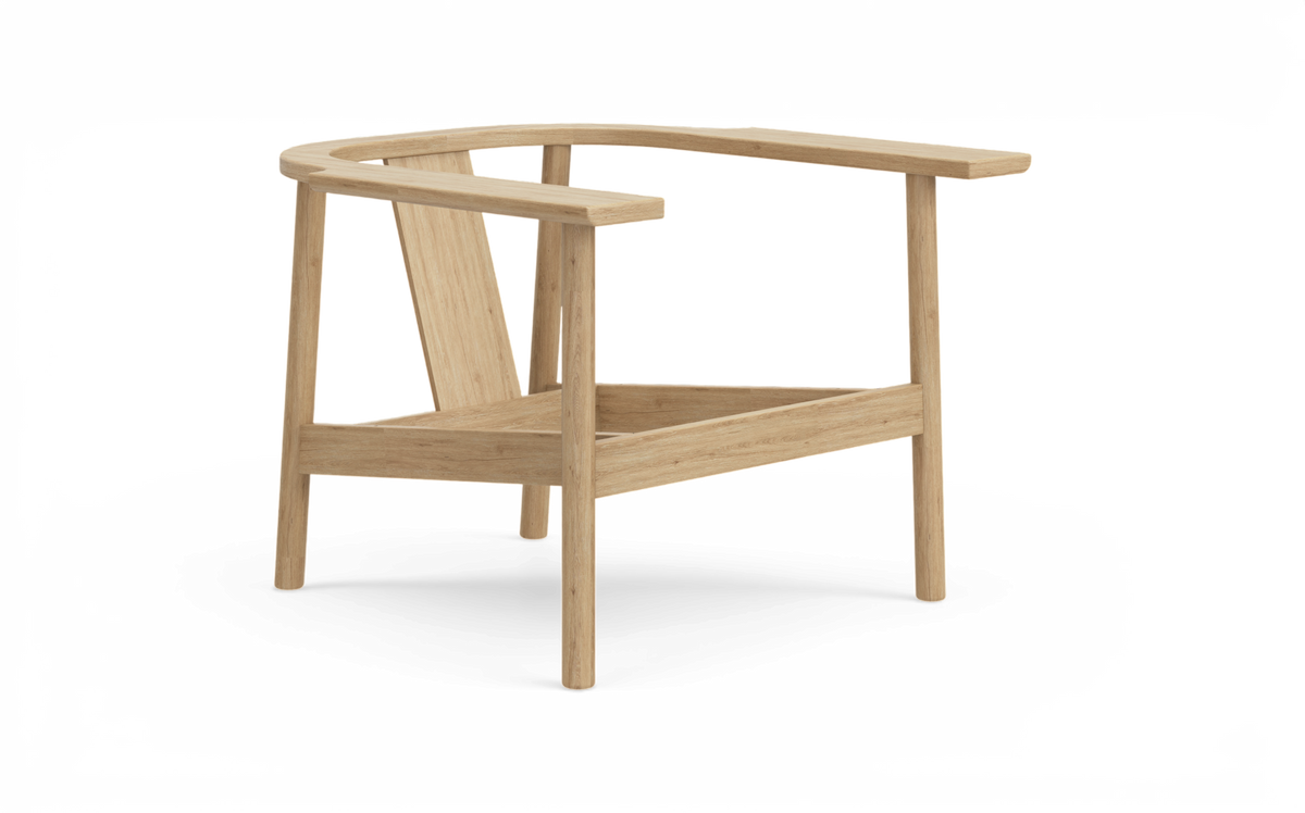 Träfåtöljens ram i ljus ek med rundade armstöd, minimalistisk, frilagd på vit bakgrund.