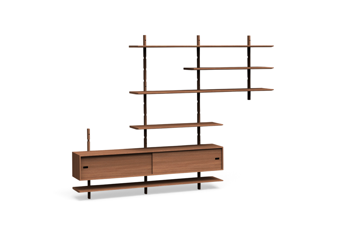 Ljust skandinaviskt vardagsrum med beige soffa, vitt runt soffbord, pampasgräs i vas och neutral matta i varma, ljusa toner.