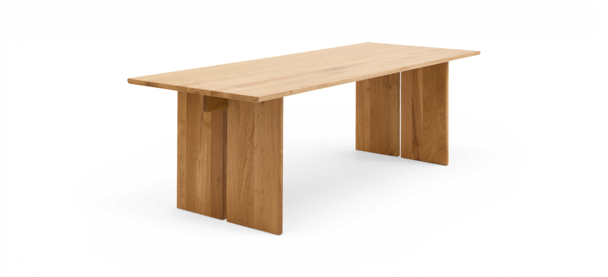 Rektangulärt matbord i massiv ek med tre breda ben och minimalistisk design.