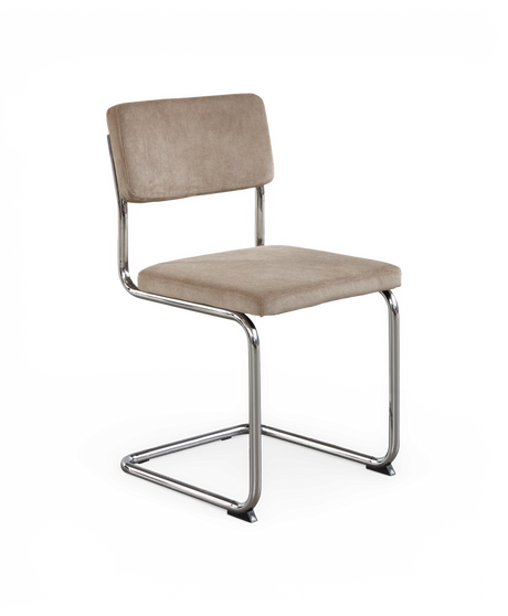 Beige stoppad cantileverstol med kromat rörstativ, frilagd på vit bakgrund.