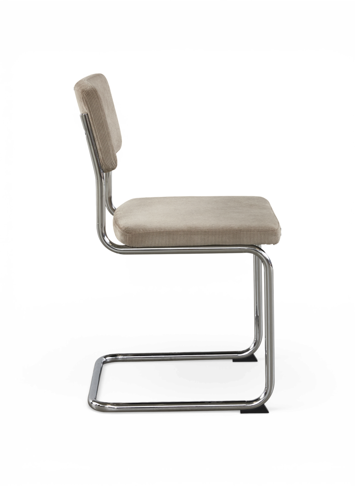Sidovy på en beige stoppad stol med kromad cantilever-ram.