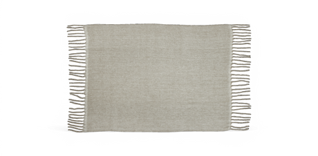 Beige pläd med fransar i båda ändar, isolerad produktbild.