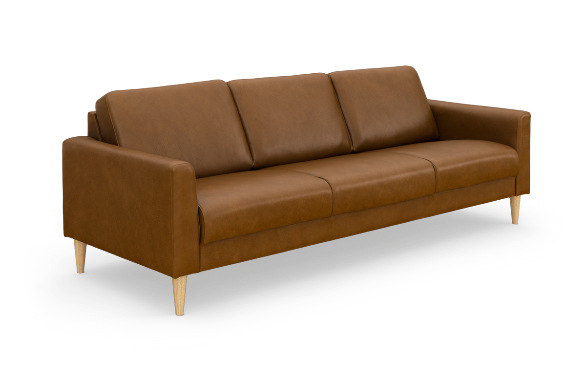 Brun lädersoffa med tre sittdynor och ljusa avsmalnande träben, frilagd i 3/4-vy.