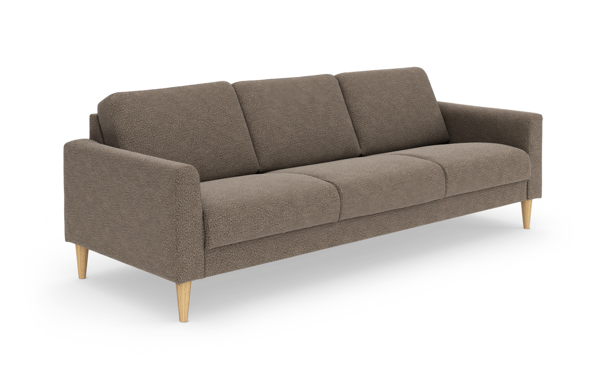 Brun‑beige 3‑sits soffa i mjukt tyg med ljusa koniska träben, sedd i trekvartsvinkel.