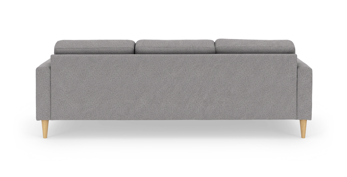 Grå 3-sits soffa i tyg sedd bakifrån med ljusa träben, frilagd mot vit bakgrund.