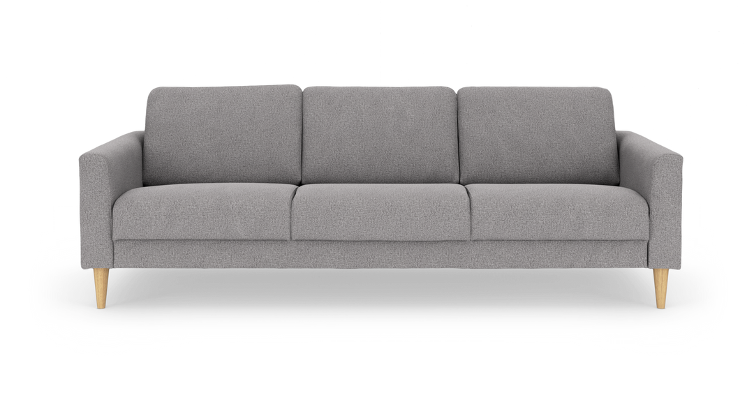 Grå 3‑sits soffa med ljusa träben i ek, sedd rakt framifrån.