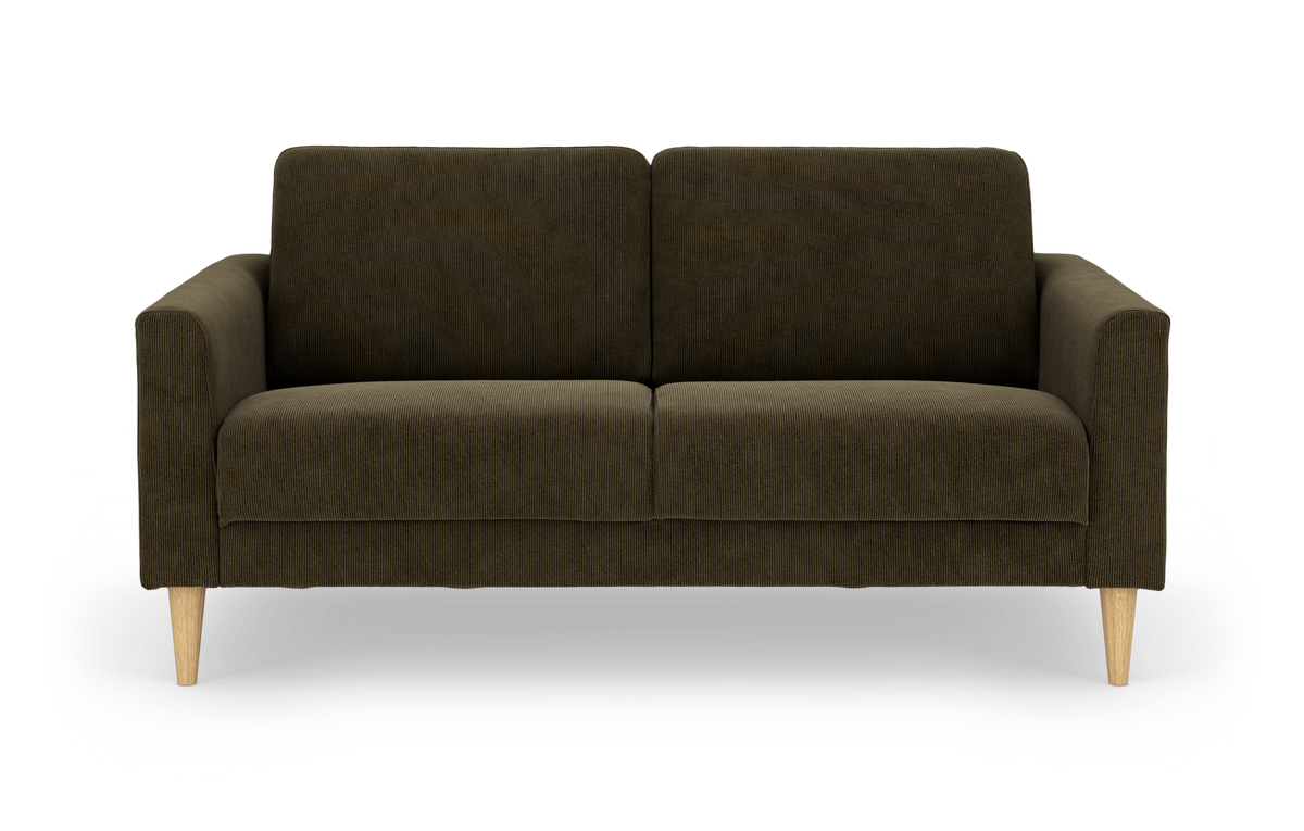 Mörk olivgrön 2‑sits soffa med smala armstöd och ljusa träben, frontvy på vit bakgrund.