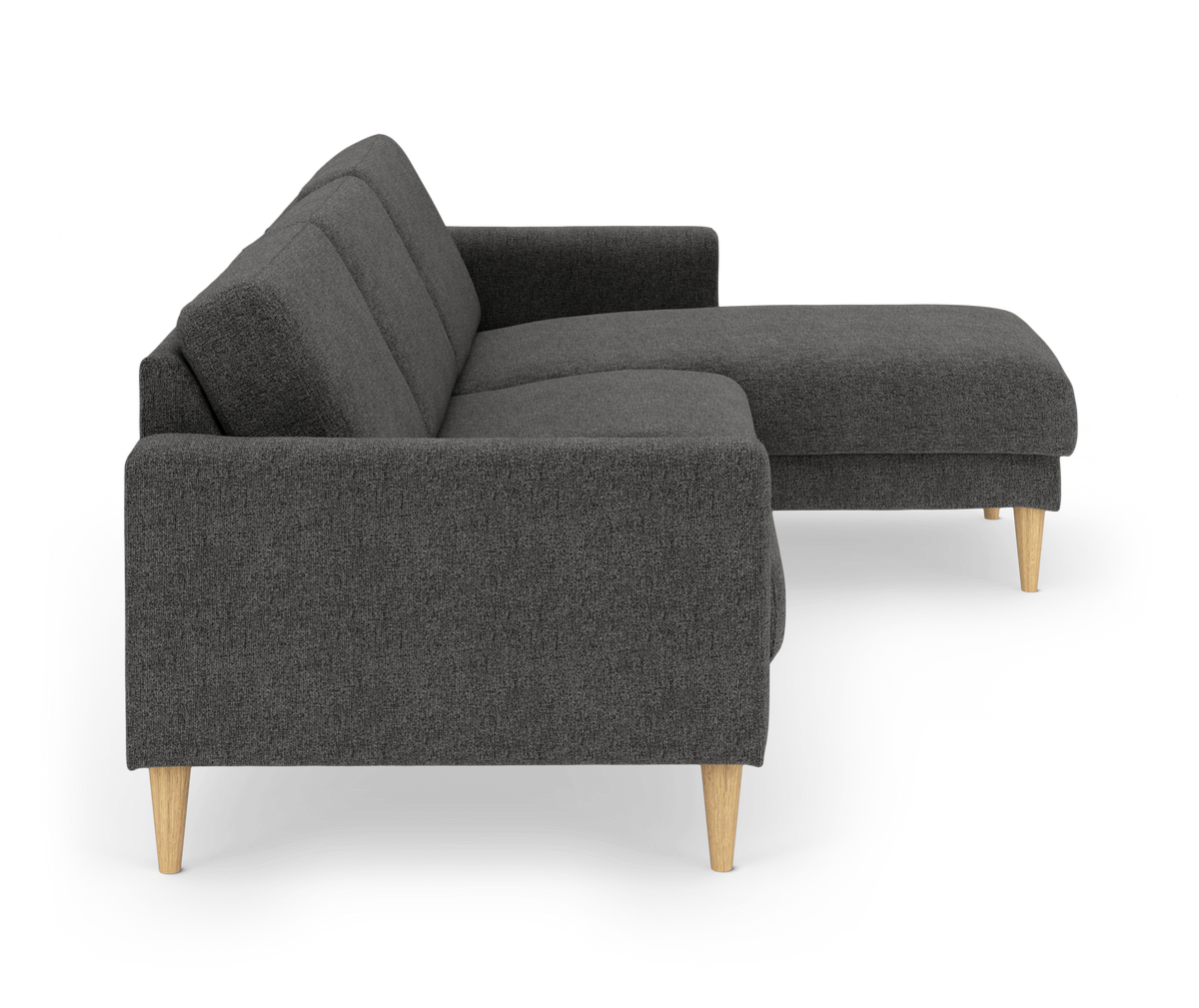 Mörkgrå hörnsoffa med schäslong till höger och ljusa treben i trä, frilagd på vit bakgrund.