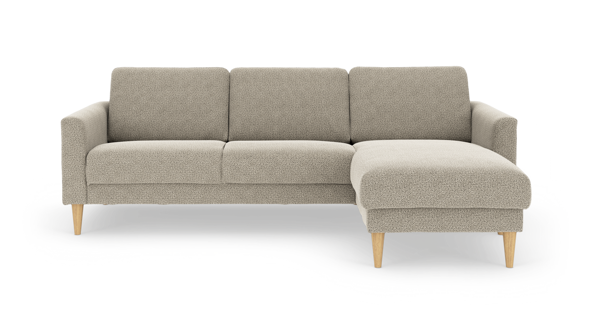 Beige hörnsoffa med schäslong till höger och ljusa träben, modern minimalistisk design, frilagd på vit bakgrund.