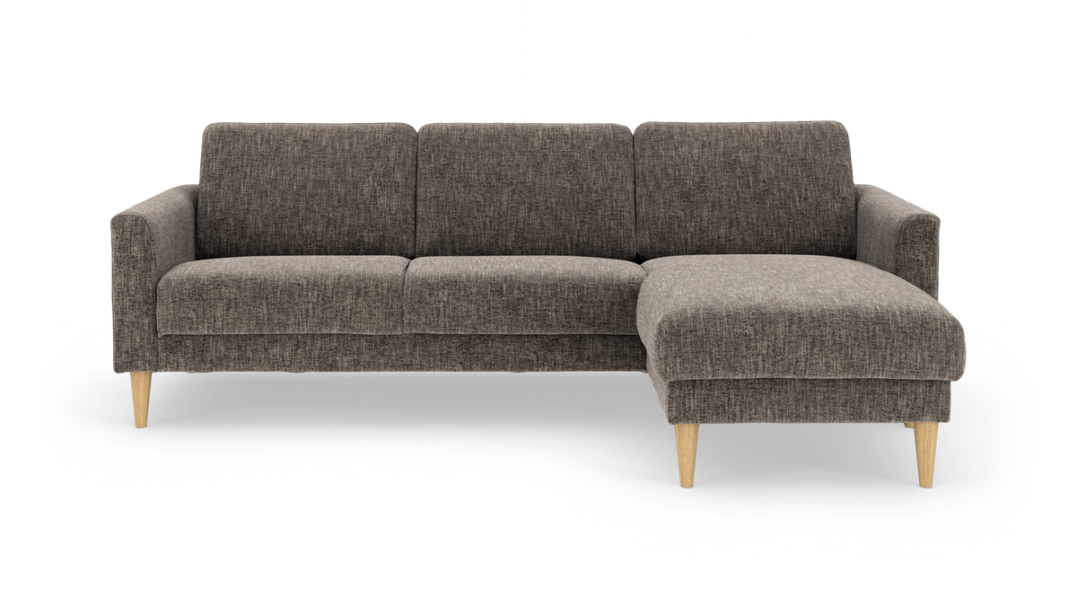 3-sits soffa med schäslong till höger i gråmelerat tyg och ljusa träben, frontvy.