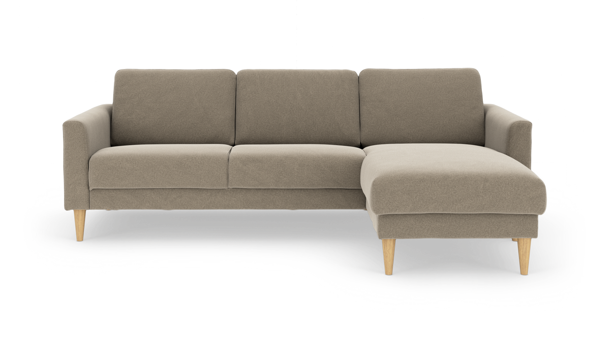 Hörnsoffa i beige tyg med höger schäslong och koniska ben i ljust trä, modern minimalistisk design.