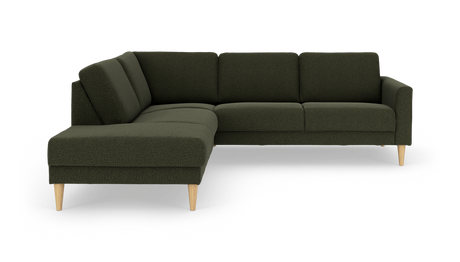 Mörkgrön L-soffa med schäslong till vänster och ljusa träben, frilagd på vit bakgrund.