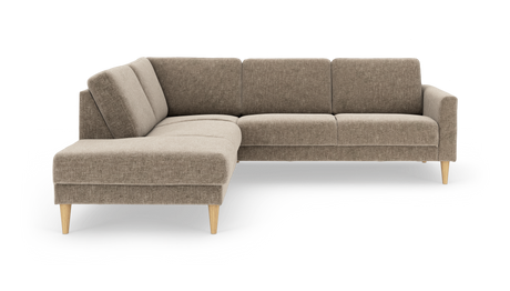 Beige L‑formad hörnsoffa i tyg med vänstervänd schäslong och koniska träben, stilren och modern.