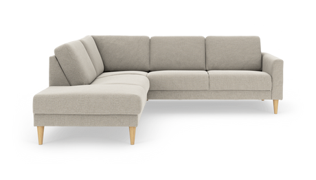 Beige L‑formad modulsoffa med schäslong till vänster och koniska träben, frilagd på vit bakgrund.