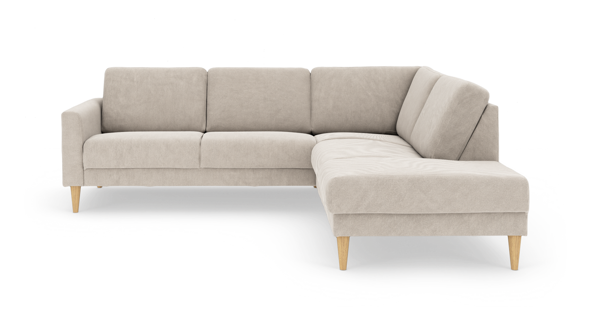 Beige L‑soffa med schäslong till höger, träben och ribbad klädsel.