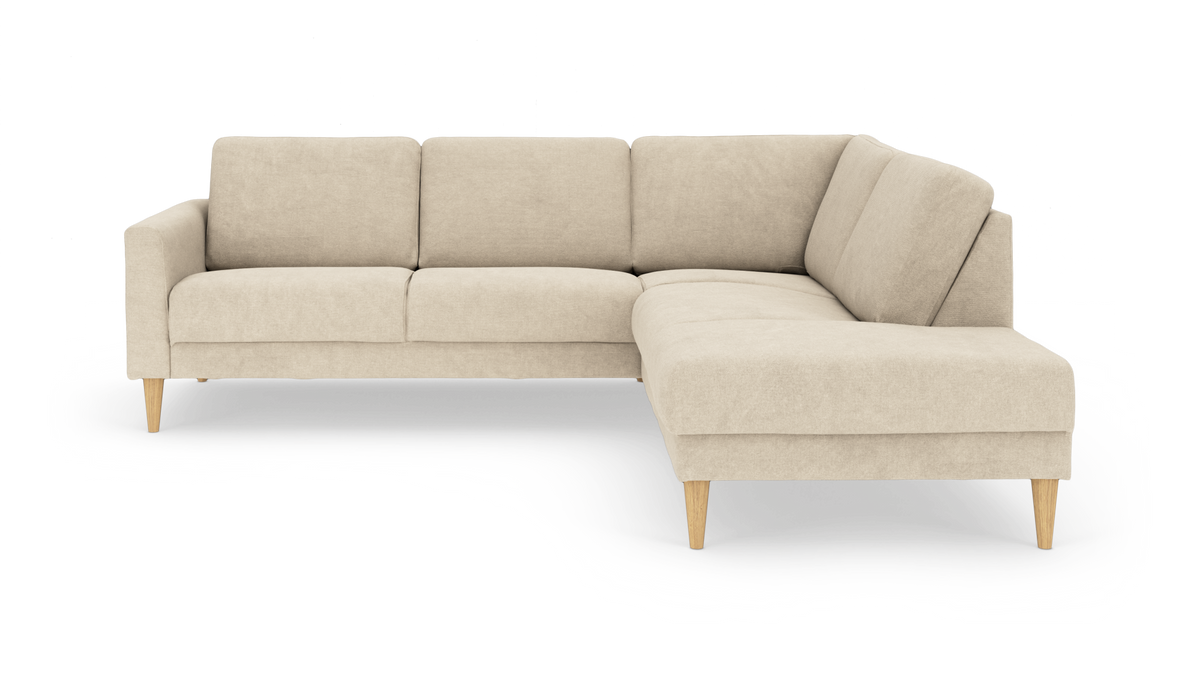 Beige L‑formad hörnsoffa med schäslong till höger och ljusa träben, frilagd produktbild.