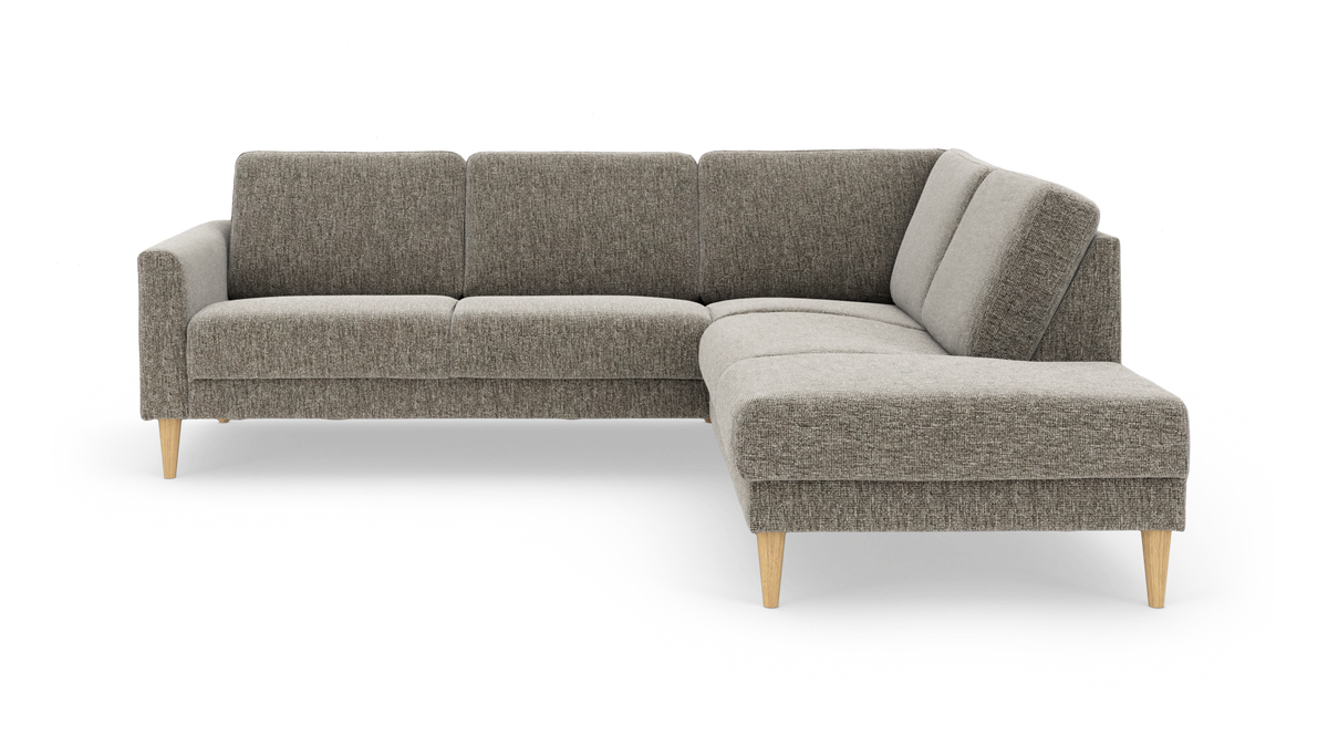 L‑formad hörnsoffa med högervänd schäslong i gråmelerat tyg och ljusa träben, modern och minimalistisk.