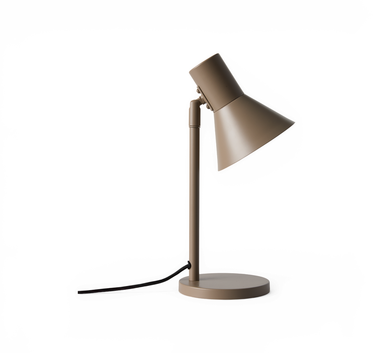 Beige bordslampa med justerbart, koniskt lampskärmshuvud och rund bas, med svart sladd – sidovy.