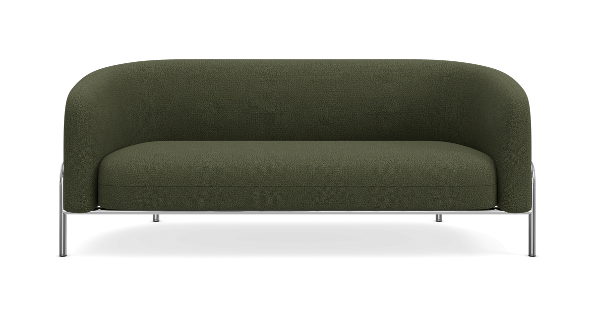 Mörkgrön 2-sits soffa med rundade armstöd och kromben, frontvy på vit bakgrund.