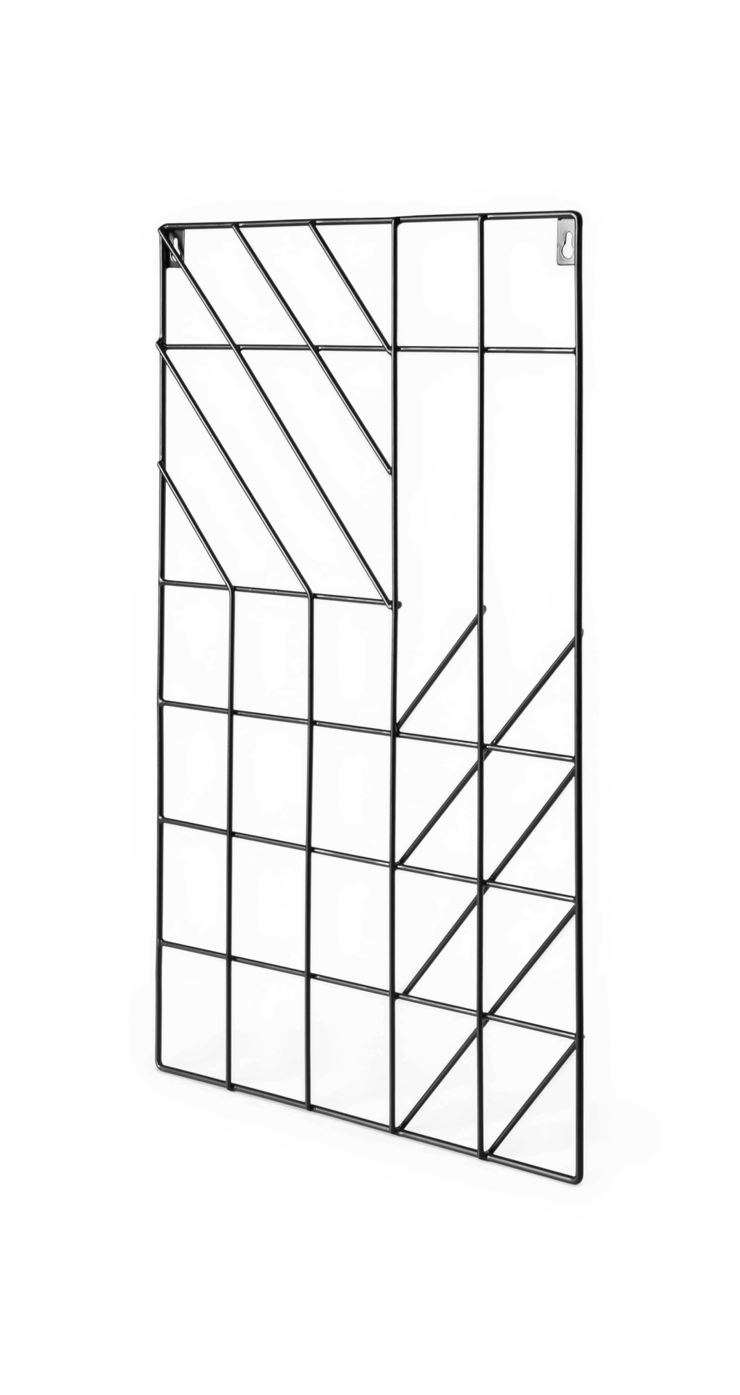 Svart väggpanel i metall med geometriskt rutnät.