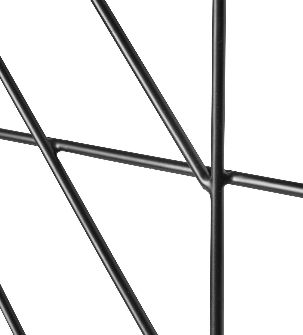 Detalj av svarta metallstänger i geometriskt mönster mot vit bakgrund.