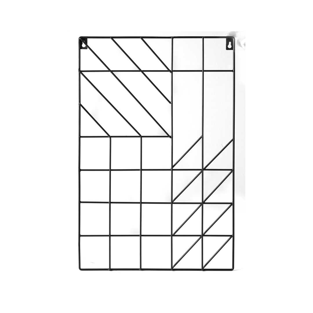 Svart metallväggpanel med grafiskt rut- och diagonal-mönster mot vit bakgrund.