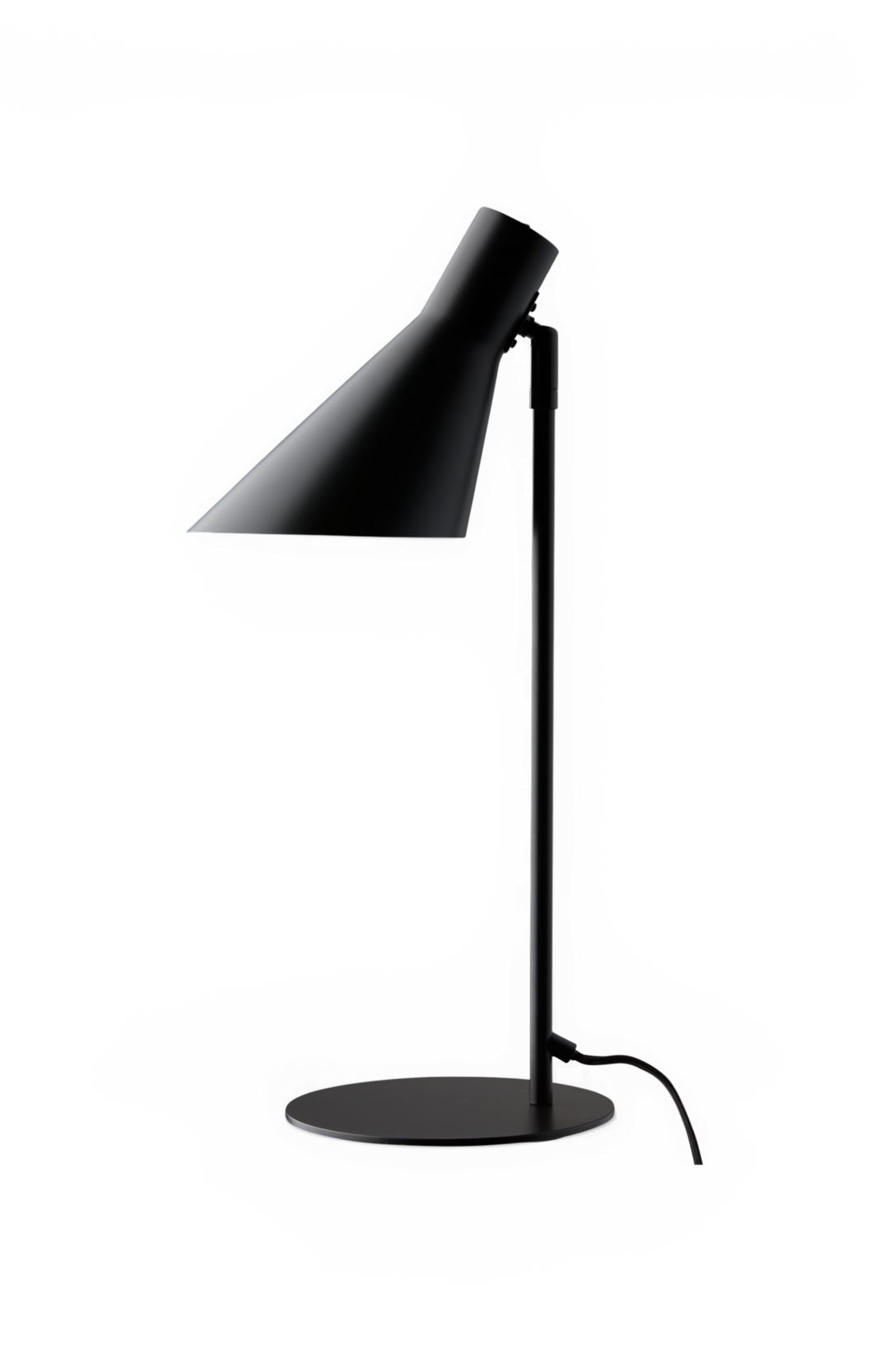 Svart bordslampa i modern minimalistisk design på vit bakgrund.