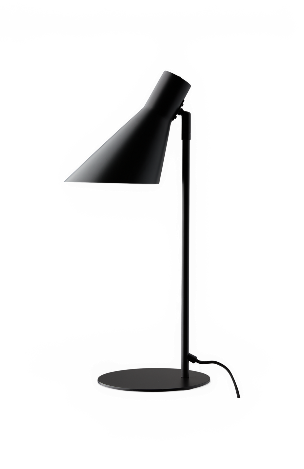 Svart bordslampa i modern minimalistisk design på vit bakgrund.