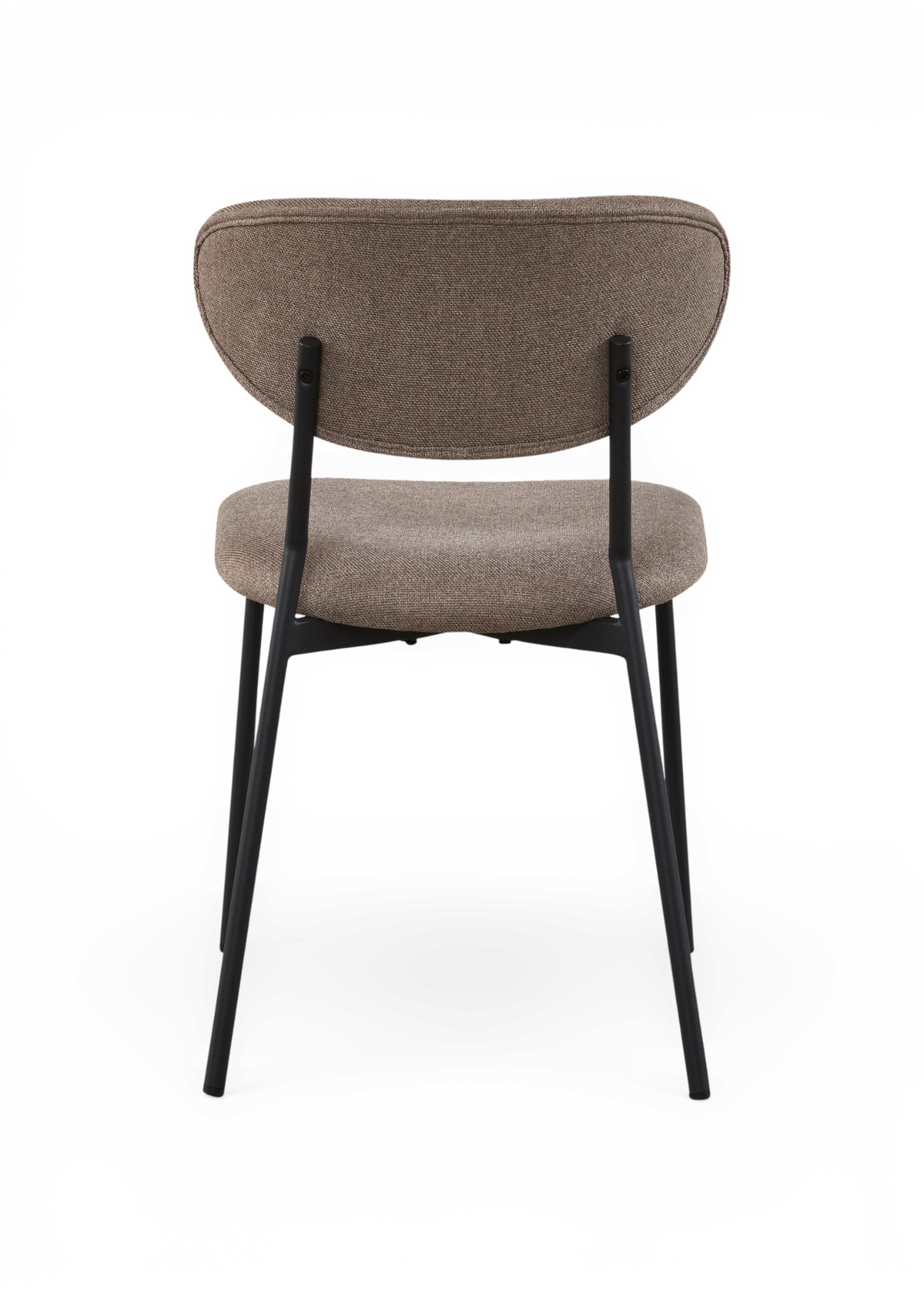 Bakifrån av modern loungestol i taupefärgat tyg med svart metallstativ och utsvängda ben, frilagd på vit bakgrund.