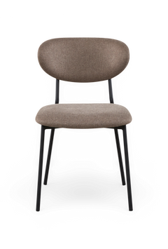 Framifrån sedd stoppad matstol i beige tyg med svarta metallben.