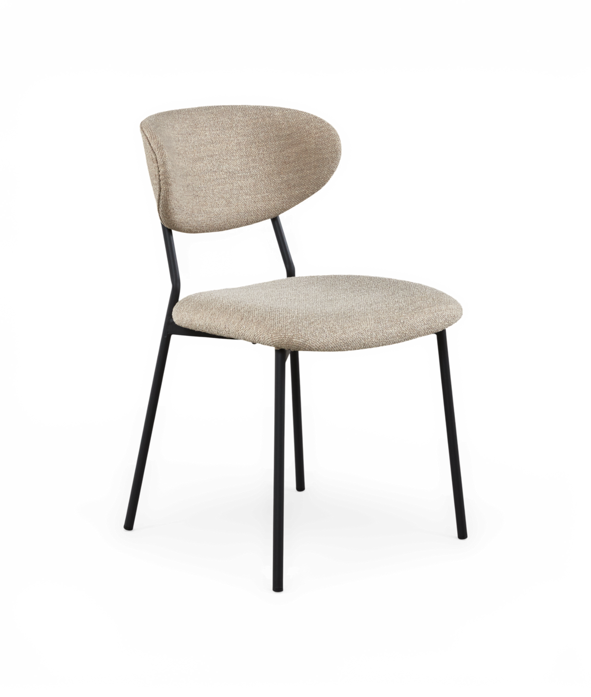 Modern matstol med beige, stoppad sits och rygg samt svarta metallben, sedd i trekvartsvinkel.