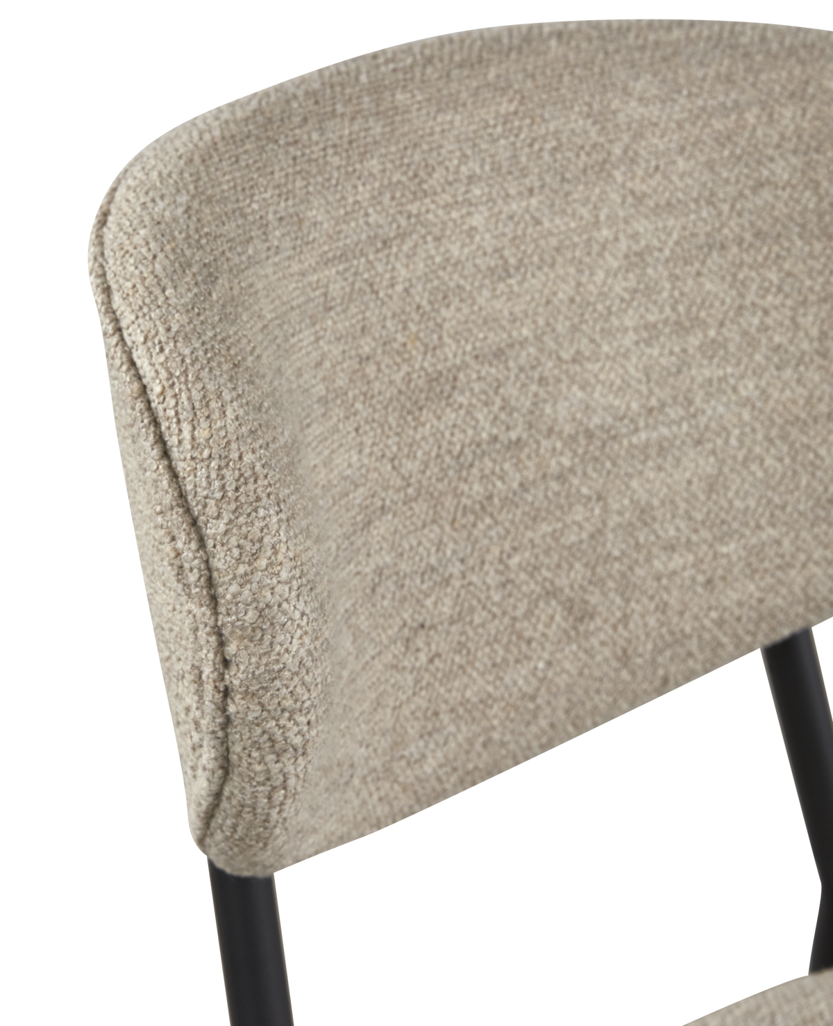 Närbild av en beige boucléklädd stolsrygg med svarta metallben.