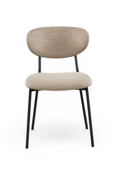 Beige stoppad matstol med rund rygg och svarta metallben, sedd rakt framifrån mot vit bakgrund.
