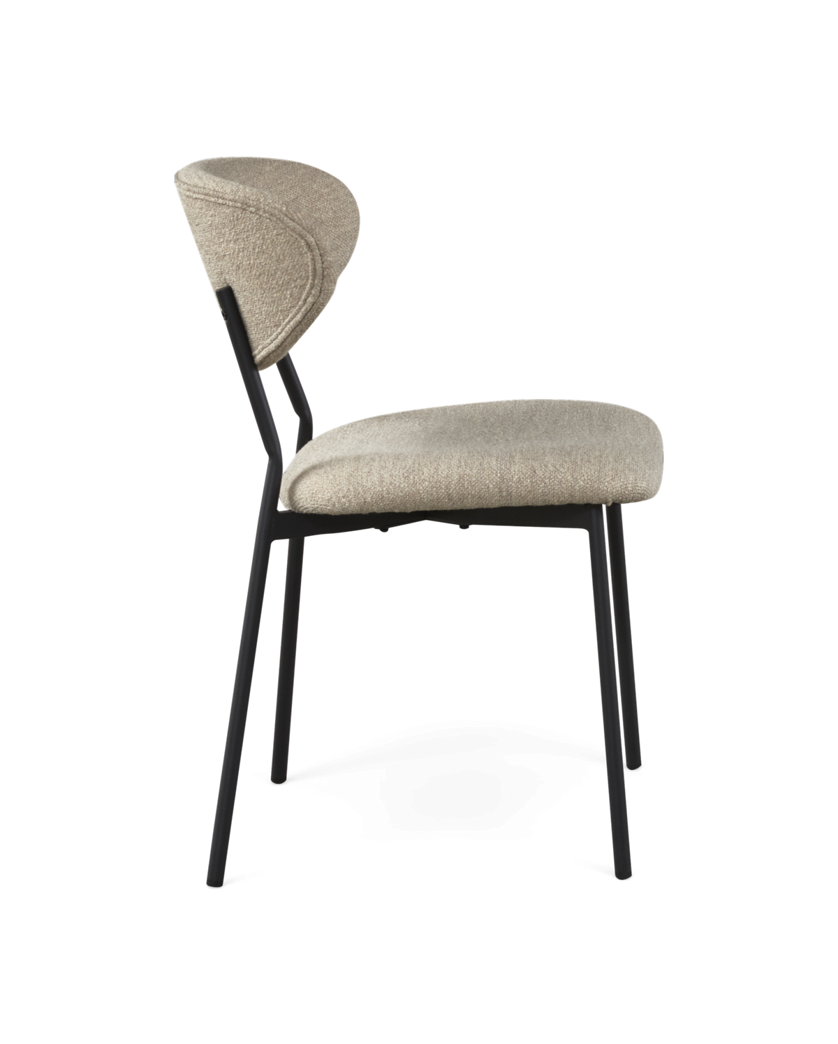 Sidovy av en modern stoppad stol med beige sits och välvd rygg, svart metallunderrede, frilagd mot vit bakgrund.