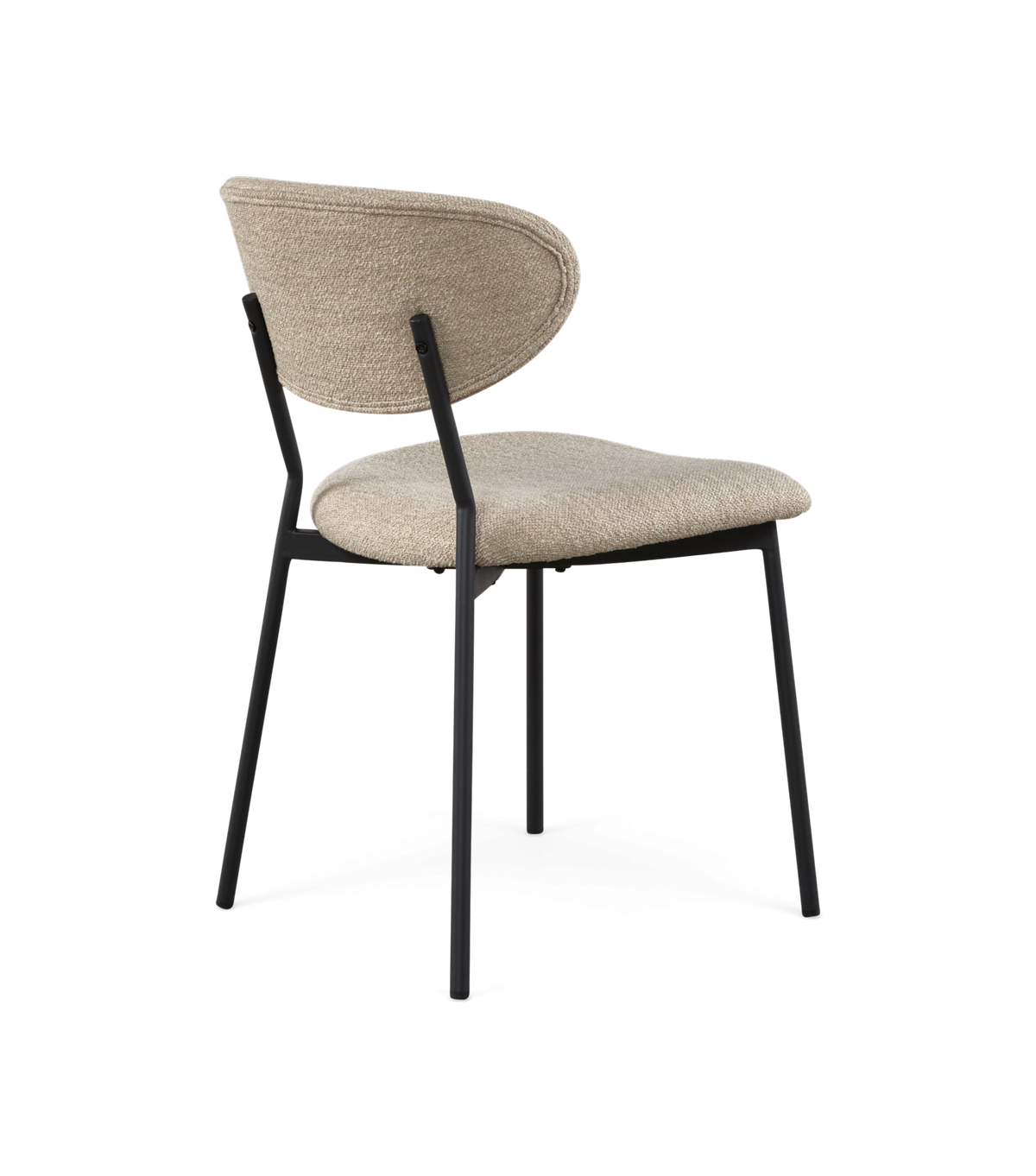 Beige vadderad stol med svart metallram och rundad rygg, frilagd mot vit bakgrund.